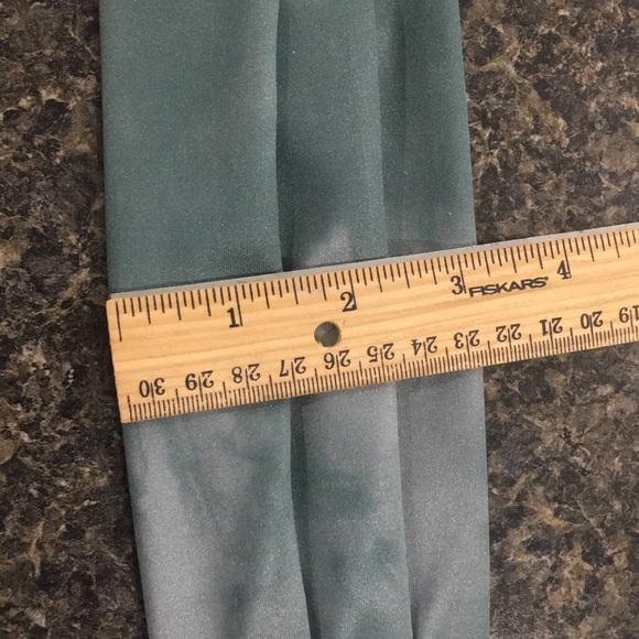 Mossy green tie face mask. - Picture 7 of 8